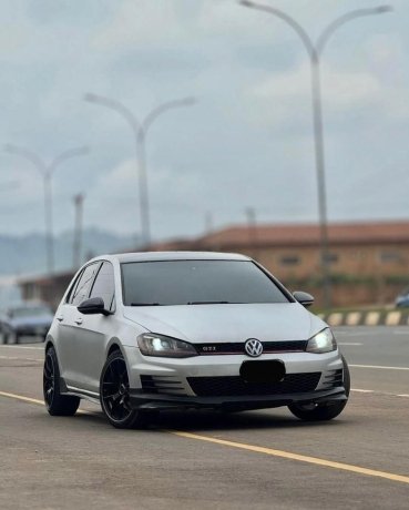 sharp-sleek-and-fast-2017-volkswagen-golf7-big-3