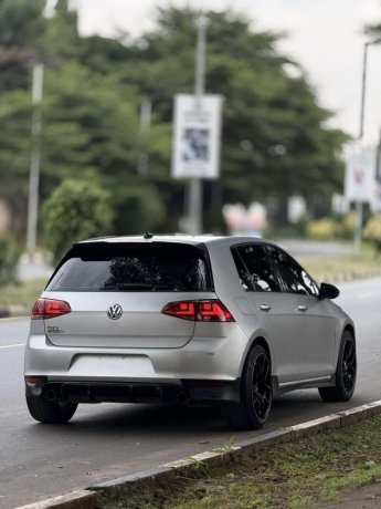 sharp-sleek-and-fast-2017-volkswagen-golf7-big-9