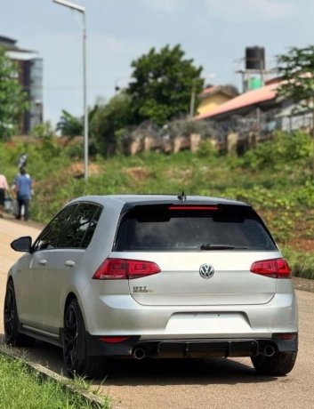 sharp-sleek-and-fast-2017-volkswagen-golf7-big-4
