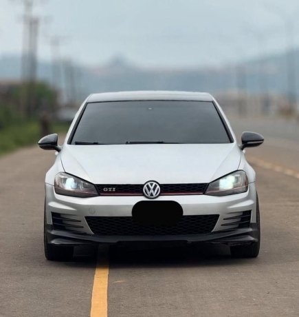 sharp-sleek-and-fast-2017-volkswagen-golf7-big-0