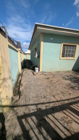 spectacular-3bedroom-detached-bungalow-big-4