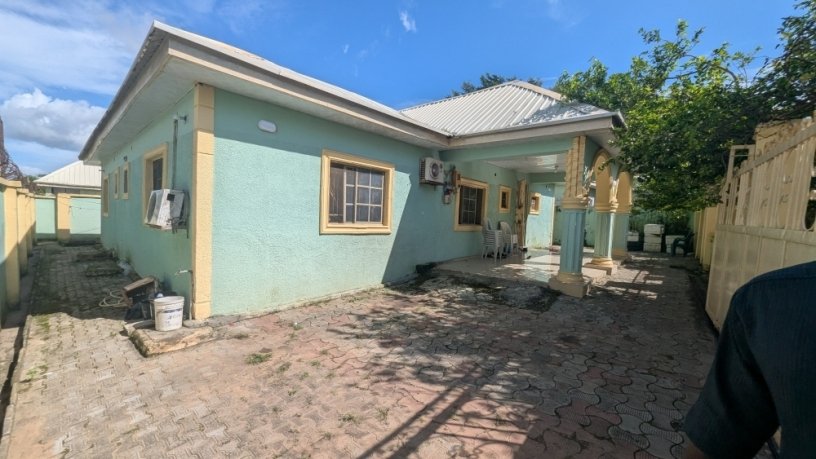 spectacular-3bedroom-detached-bungalow-big-0