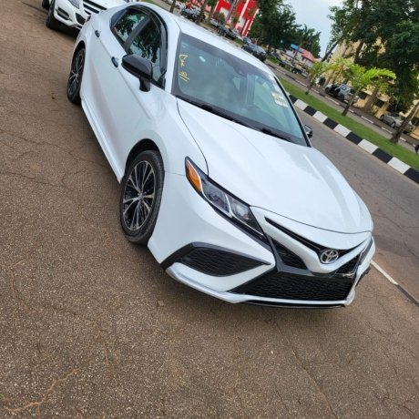 2018-toyota-camry-2016-mercedes-glk-big-1