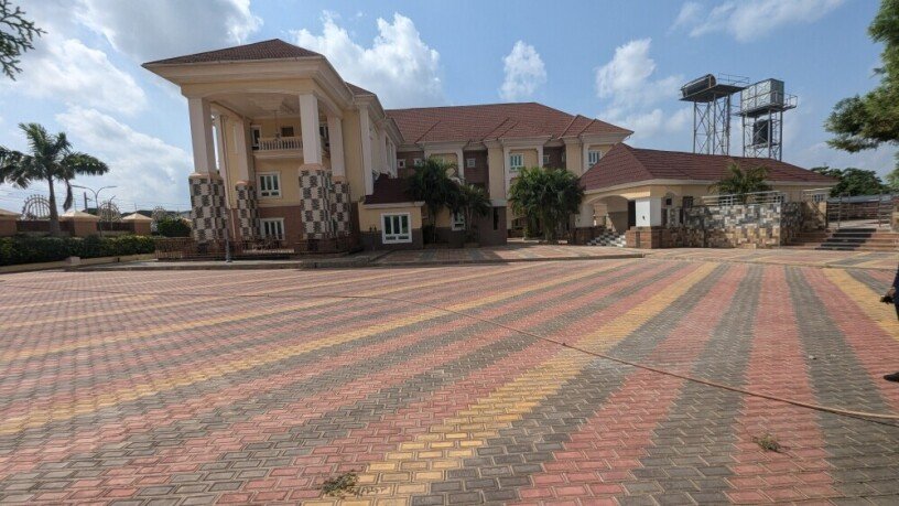 multipurpose-30bedroom-mansion-wit-8living-room-big-11