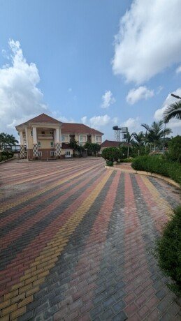 multipurpose-30bedroom-mansion-wit-8living-room-big-4