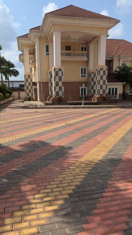 multipurpose-30bedroom-mansion-wit-8living-room-big-3