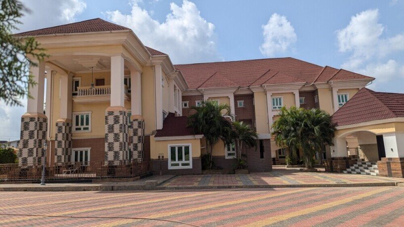 multipurpose-30bedroom-mansion-wit-8living-room-big-0