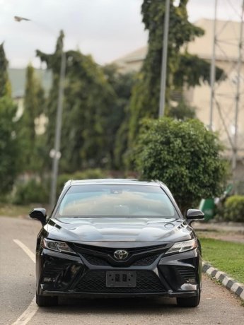 sound-foreign-used-toyota-camry-2018-big-0