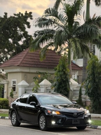 sound-foreign-used-toyota-camry-2018-big-1