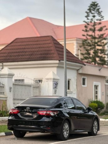 sound-foreign-used-toyota-camry-2018-big-7