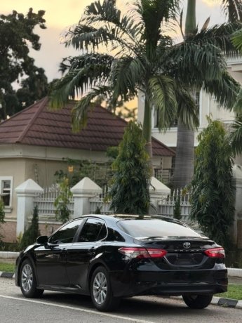sound-foreign-used-toyota-camry-2018-big-4