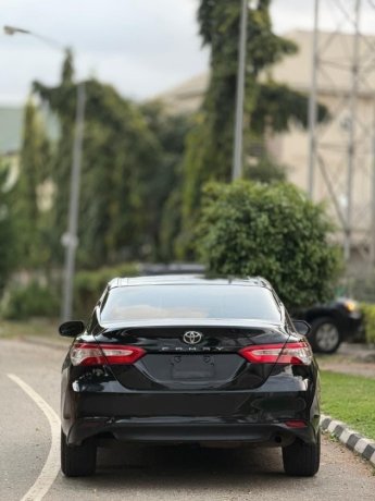 sound-foreign-used-toyota-camry-2018-big-8