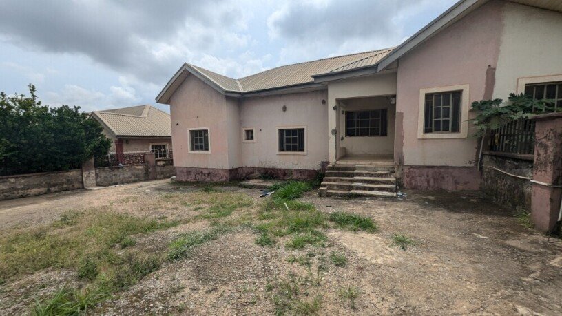 3bedroom-semidetached-bungalow-big-19