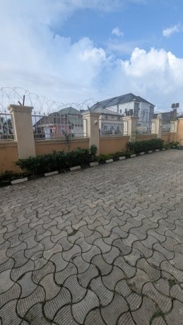 spacious-3bedroom-block-of-flat-big-5